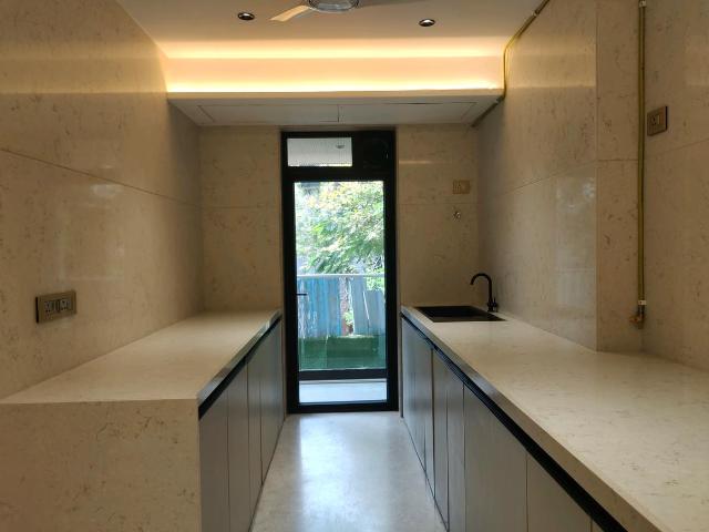 3 BHK Apartment in Vile Parle West for rent Mumbai. The reference number is 9480861