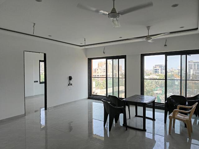 3 BHK Apartment in Vile Parle West for resale Mumbai. The reference number is 19772293