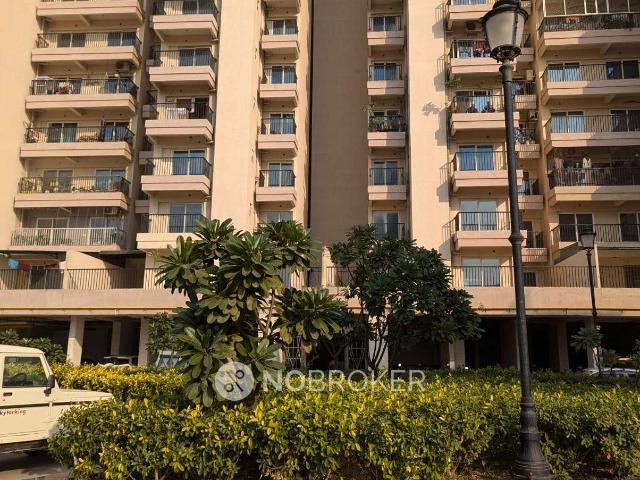 3 BHK Flat In Gaursons 16th Park View Gaur Yamuna City for R