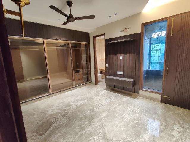 3 BHK Independent Builder Floor in Preet Vihar for resale New Delhi. The reference number is 21357170