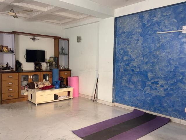 3 BHK Independent Builder Floor in South Extension I for resale New Delhi. The reference number is 21199114