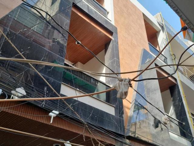 3 BHK Independent House in Dwarka Mor for resale New Delhi. The reference number is 21231325