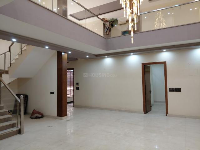 3 BHK Independent House in Sainik Farm for rent New Delhi. The reference number is 20845842