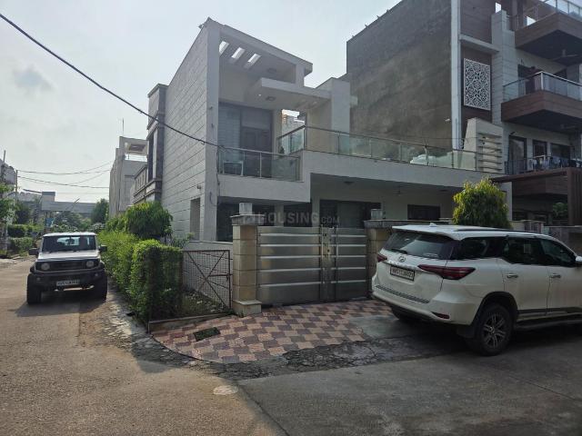 3 BHK Independent House in Sector 17 for resale Faridabad. The reference number is 20236624