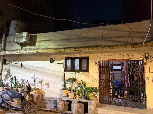3 BHK Independent House in Shakarpur Khas for resale New Delhi. The reference number is 20116426
