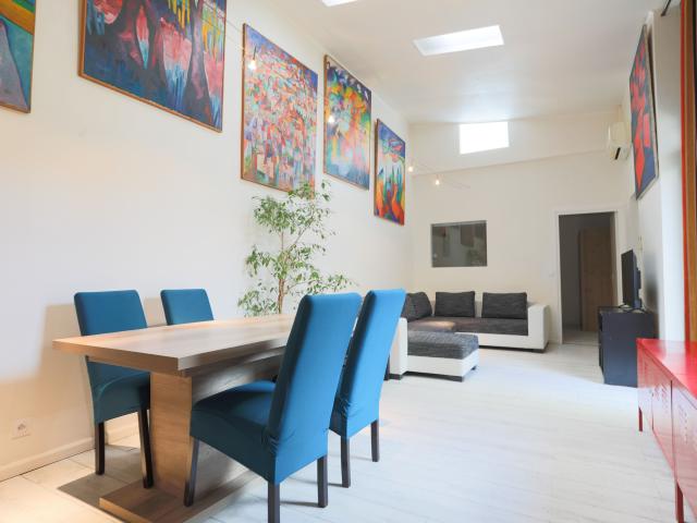 3 BR Executive Apartment with Private Patio 26m² – AC & Metro 5