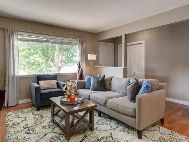 3 BR Suite 5 MINS FROM Hospital, U of C & DT Furnishings Removable — 3 Bedrooms Main Floor
