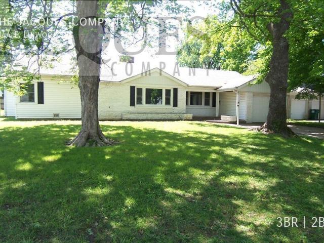 3 BR, 1.5 BA Apartment 1044 E. Linwood Dr Springfield, MO 65807