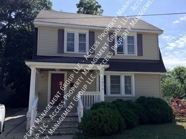 3 BR, 1.5 BA Apartment 1070 Kalamazoo Ave SE, Grand Rapids, MI 49507