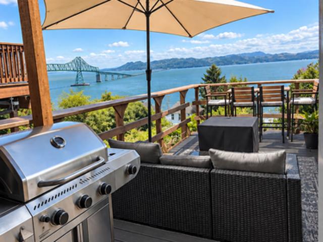 3 BR, 1.5 BA Apartment 134 Duane Street, Astoria, OR 97103