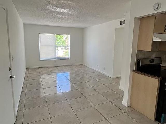 3 BR, 1.5 BA Apartment 1337 S Dixie Hwy, Deerfield Beach, FL 33441