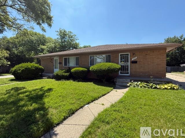 3 BR, 1.5 BA Apartment 14215 W Nine Mile Rd, Oak Park, MI 48237