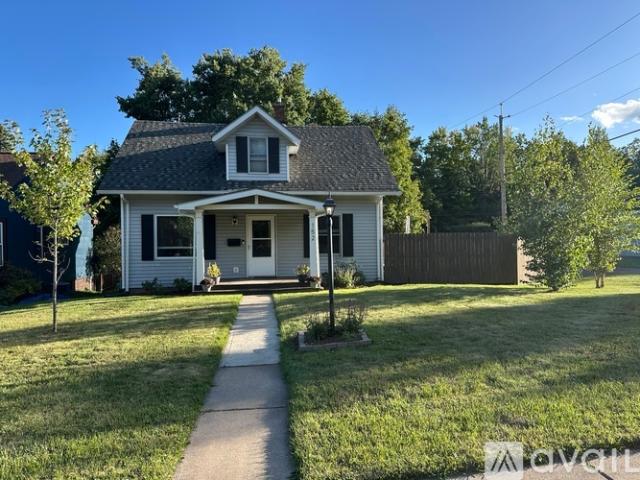 3 BR, 1.5 BA Apartment 152 West Faribault Street, Duluth, MN 55803
