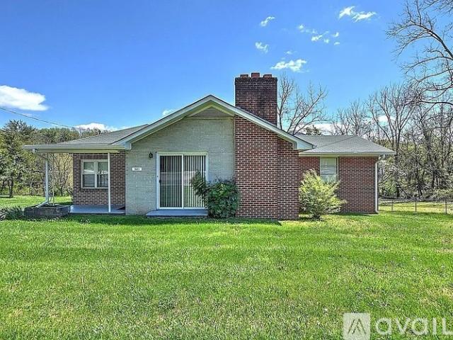3 BR, 1.5 BA Apartment 1601 Cherokee Rd, Johnson City, TN 37604