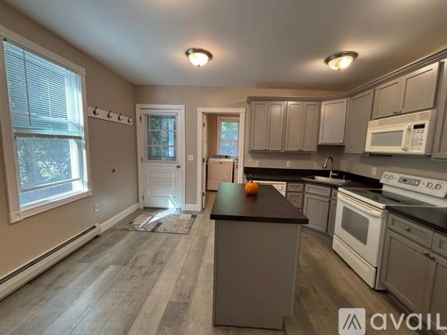 3 BR, 1.5 BA Apartment 1744 Farmington Ave, Unit 1, Farmington, CT 06085
