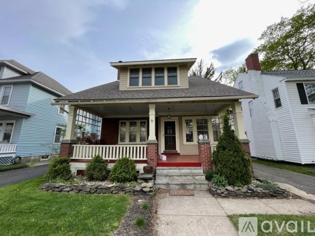 3 BR, 1.5 BA Apartment 1810 Eastern Parkway, Schenectady, NY 12309