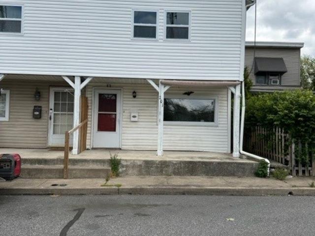 3 BR, 1.5 BA Apartment 201 N Duke St, Hummelstown, PA 17036