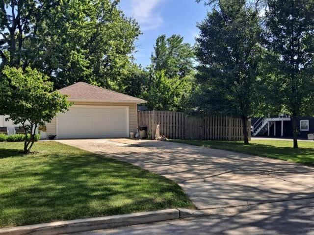 3 BR, 1.5 BA Apartment 2919 Cardinal Dr, Rolling Meadows, IL 60008