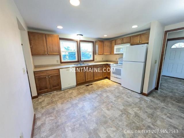 3 BR, 1.5 BA Apartment 40 Dillingham St Bangor, ME 04401