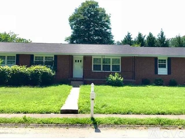 3 BR, 1.5 BA Apartment 527 Ravenwood Drive, Johnson City, TN 37604