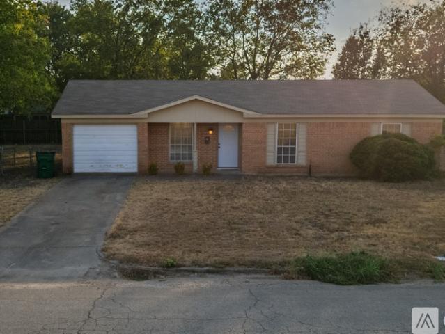 3 BR, 1.5 BA Apartment 530 North Main Street, McGregor, TX 76657