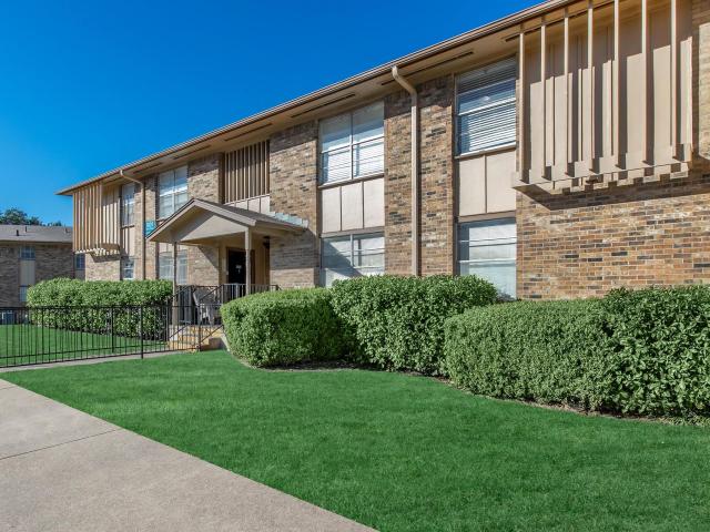 3 BR, 1.5 BA Apartment 5501 Adams Drive Unit 406, Haltom City, TX 76117