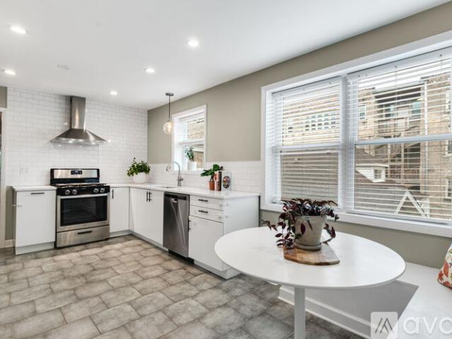 3 BR, 1.5 BA Apartment 5754 N Christiana Ave, Unit 2, Chicago, IL 60659
