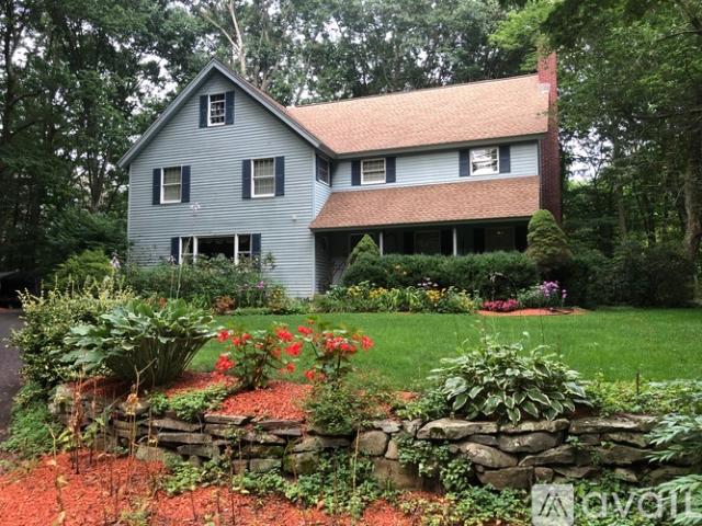 3 BR, 1.5 BA Apartment 58 Rowley Road, Woodbury, CT 06798