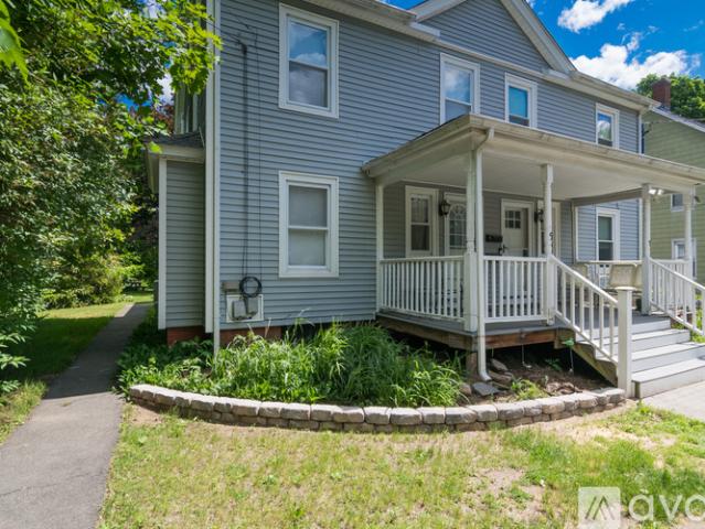 3 BR, 1.5 BA Apartment 5 Greenwood Court, Unit 5 Greenwood Ct Easthampton, MA 01027