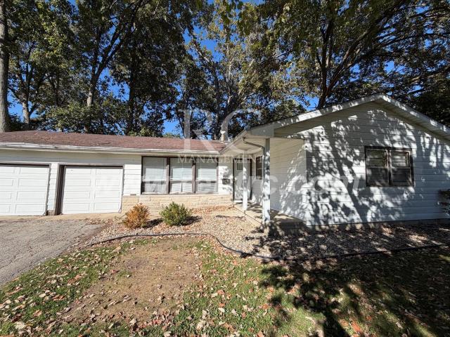 3 BR, 1.5 BA Apartment 605 Shadowlawn, Danville, IL 61832