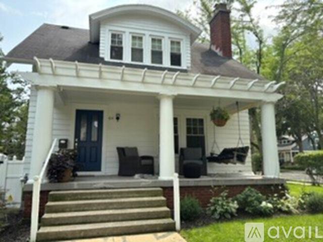 3 BR, 1.5 BA Apartment 614 Greenwood Avenue Southeast, East Grand Rapids, MI 49506