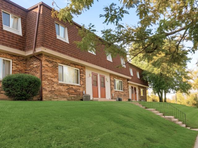 3 BR, 1.5 BA Apartment 653 E. Monroe Ave Hartford, WI 53027