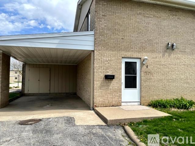 3 BR, 1.5 BA Apartment 6 Florentine Ct, Pekin, IL 61554