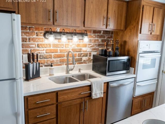 3 BR, 1.5 BA Apartment 700 Concord Ln, Barrington, IL 60010