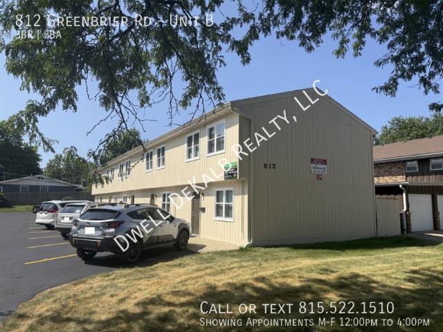 3 BR, 1.5 BA Apartment 812 Greenbrier Rd, Dekalb, IL 60115