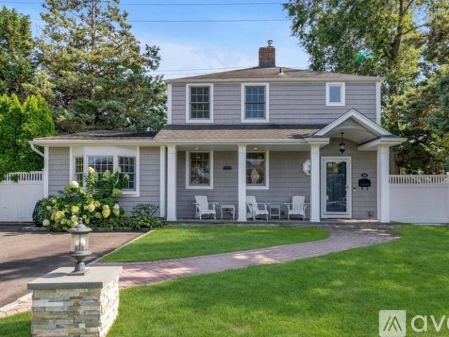 3 BR, 1.5 BA Apartment 84 Earl St, Westbury, NY 11590