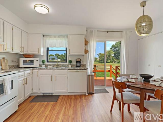 3 BR, 1.5 BA Apartment 889 Belle Plaine Avenue, Unit 889, Gurnee, IL 60031