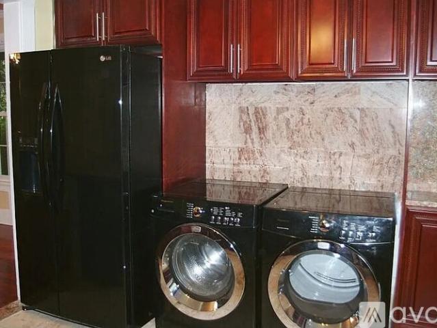 4 BR, 1.5 BA Apartment 8 Caton Terrace, Caldwell, NJ 07006