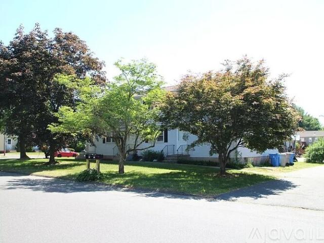 3 BR, 1.5 BA Apartment Robertson St, Unit 146, Bristol, CT 06010