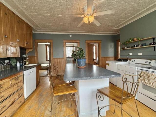 3 Br, 1 bath, Apartment 190 East Ave