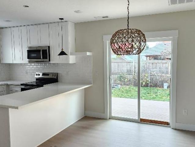 3 Br, 1 bath, Condo 2525 N Lombard St