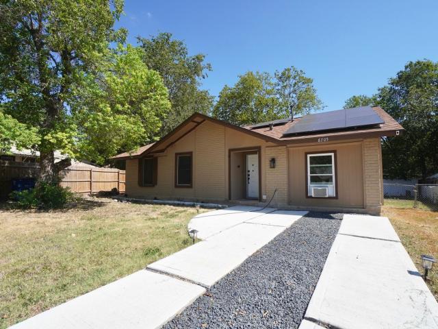 4 BR / 1 BA Charming Austin Home with Expansive Yard & Built Ins!