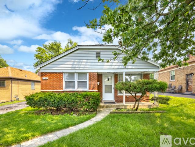 3 BR, 1 BA Apartment 17141 Highland Avenue, Hazel Crest, IL 60429