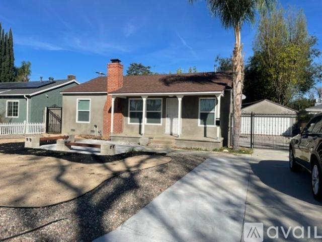 3 BR, 1 BA Apartment 17221 Kittridge St, Lake Balboa, CA 91406