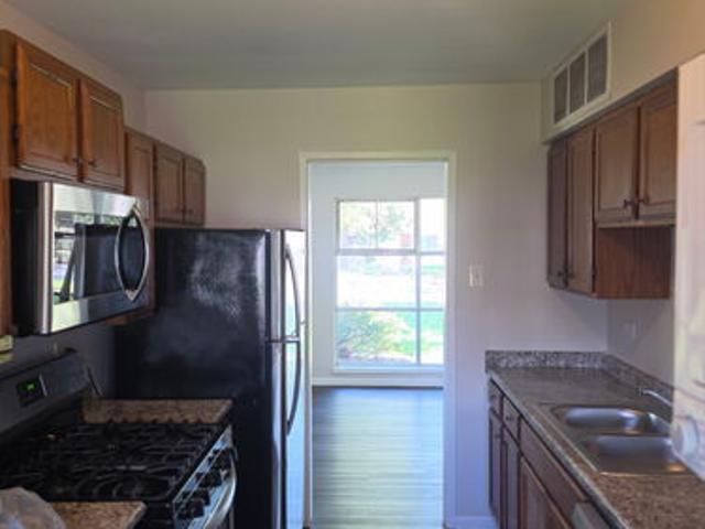 3 BR, 1 BA Apartment 17922 Oakwood Ave, Lansing, IL 60438