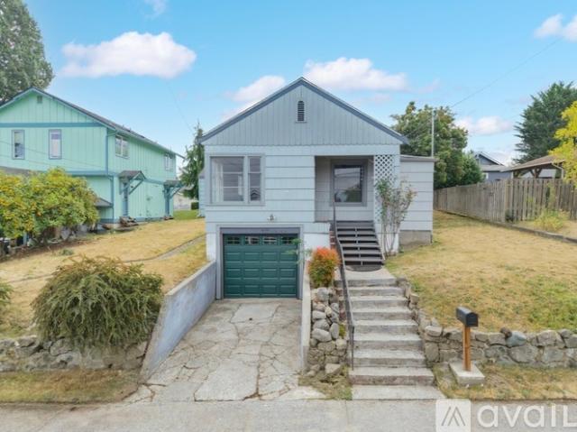 3 BR, 1 BA Apartment 1911 8th St, Bremerton, WA 98337
