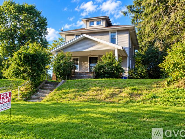 3 BR, 1 BA Apartment 108 W Lincoln Ave, New Castle, PA 16101