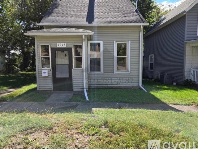 3 BR, 1 BA Apartment 1217 W 8th St, Davenport, IA 52802