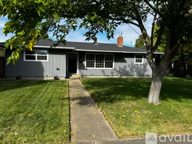 3 BR, 1 BA Apartment 1300 Murray Avenue, Medford, OR 97501