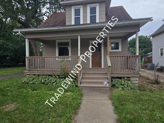 3 BR, 1 BA Apartment 1302 Hewitt Ave, St. Paul, MN 55104